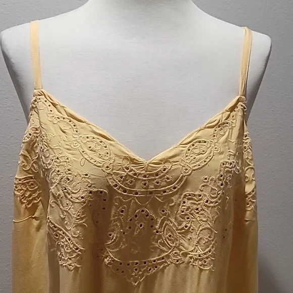 TORRID YELLOW TANK TOP EMBROIDERED EYELET CAMISOLE SLEEVELESS V NECK BLOUSE 1X - Picture 3 of 12